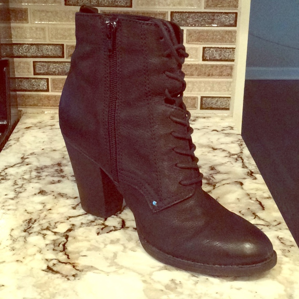 Lace up leather boots w/ side zip and chunky heel